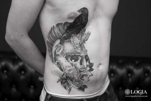 tatuaje-casco-romano-estomago-logia-barcelona-foteev 